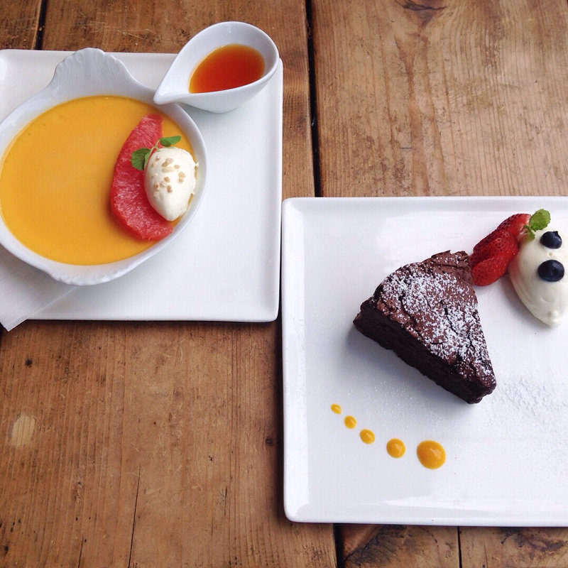 ルビーグレープフルーツのプリン グレープフルーツ風味のカラメルソース添え 自家製ガトーショコラ(ボンダイカフェ)