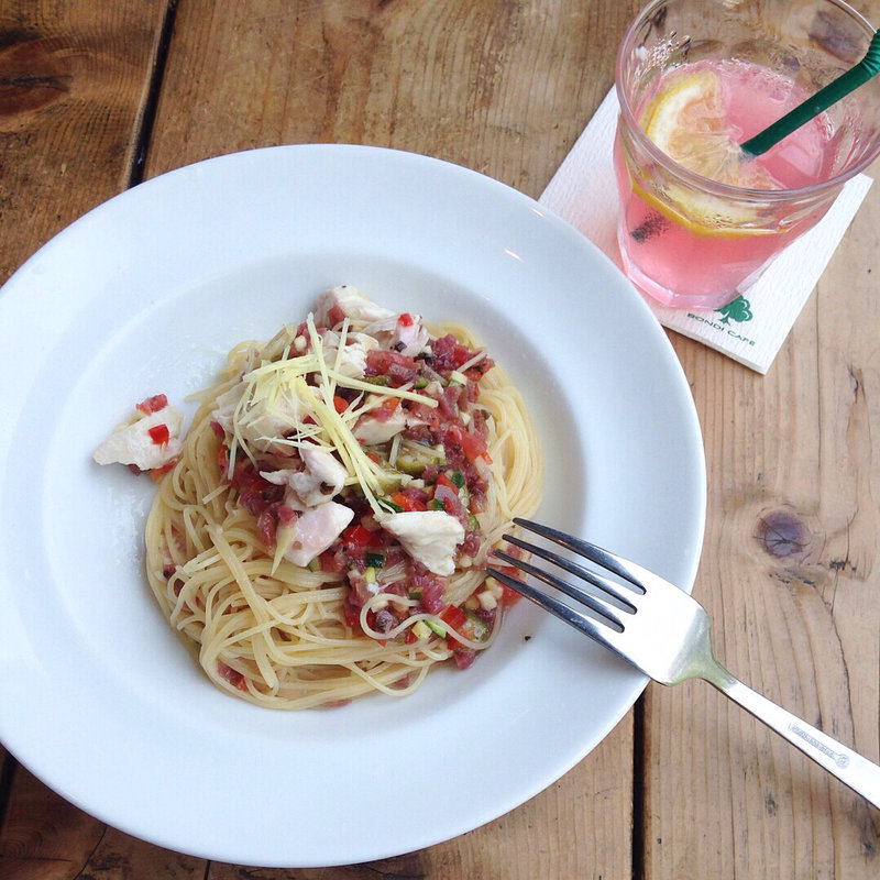 国産鶏ササミと旬野菜の梅干し生姜ソース冷製カッペリーニ(ボンダイカフェ)