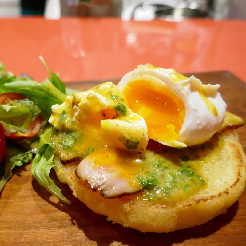 エッグベネディクト（ハーフサイズ）(カフェ・グラス・スリーズ)