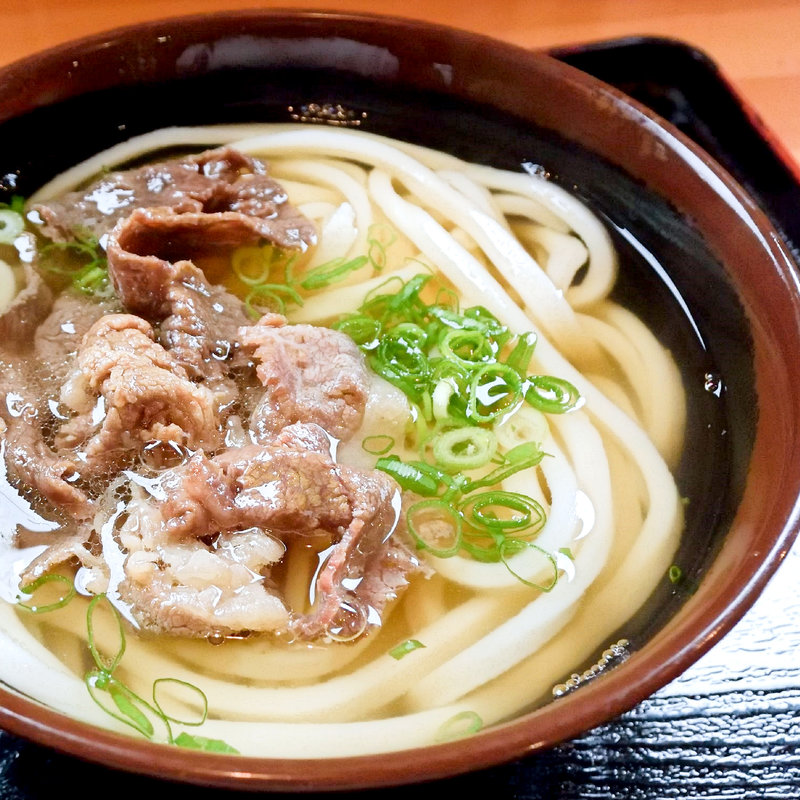 肉うどん（かけそのまま+牛皿）(心彩)