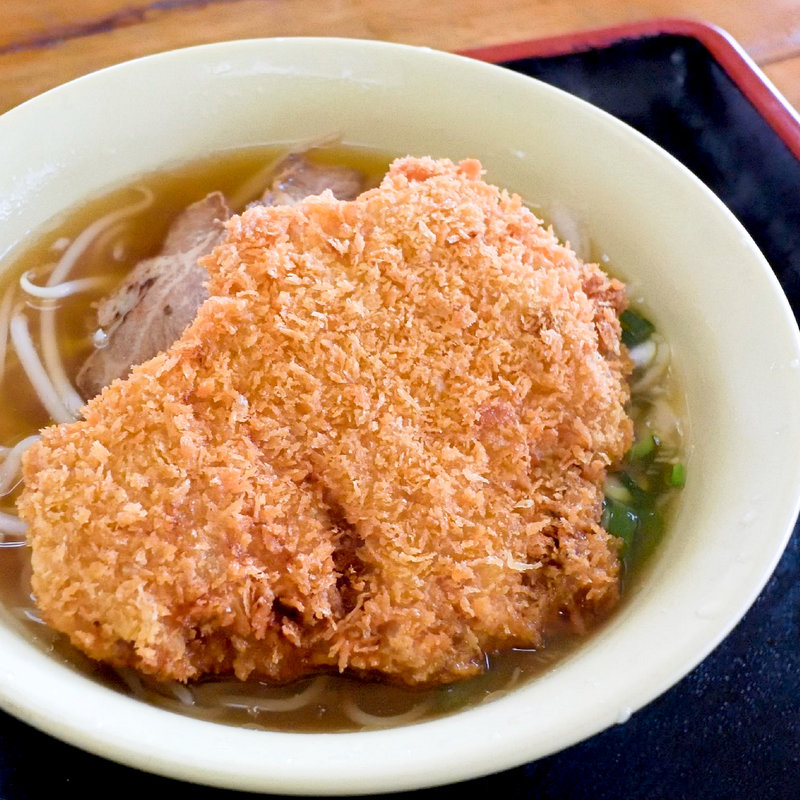 とんかつラーメン（醤油ラーメン焼豚あり+トンカツ）(田村屋 )