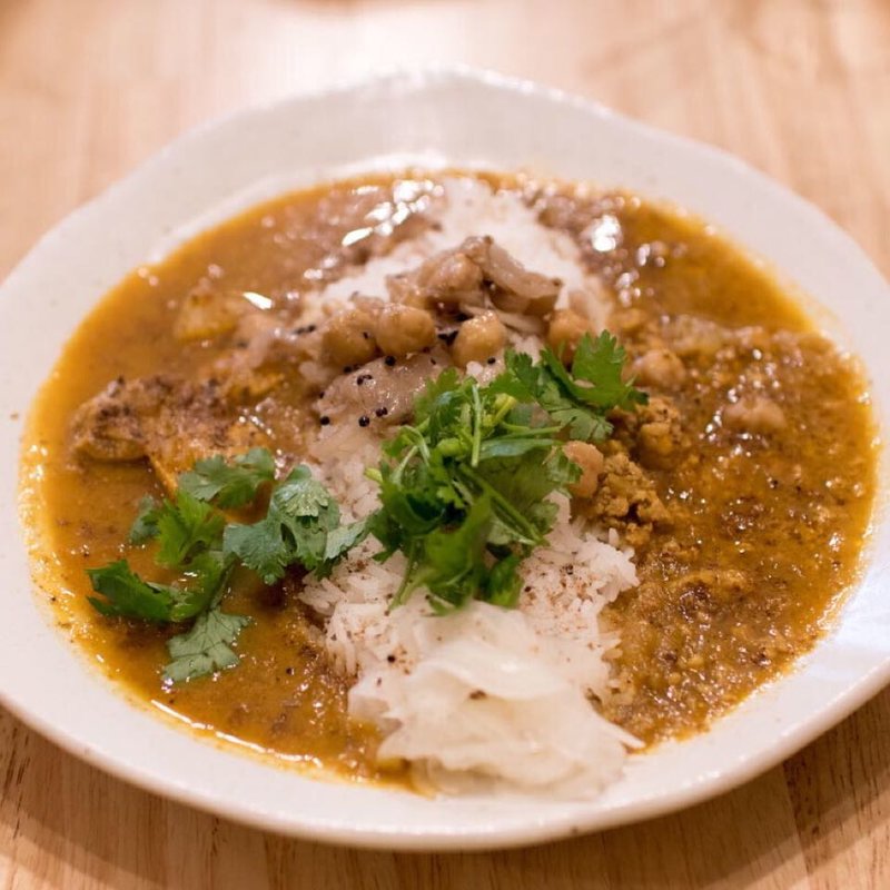 チキンカレーとキーマカレーのあいがけ、ジャスミンライス(curry phakchi(パクチー))