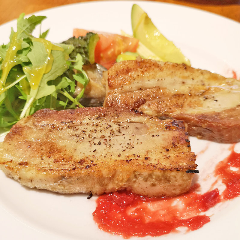 豚ばら肉のコンフィ、ルバーブのジャム添え(ビストロ アンバロン)