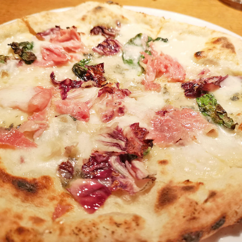 ゴルゴンゾーラとトレビスのビアンカ(S)(ピッツァ サルヴァトーレ クオモ 西麻布 （PIZZA SALVATORE CUOMO 西麻布）)