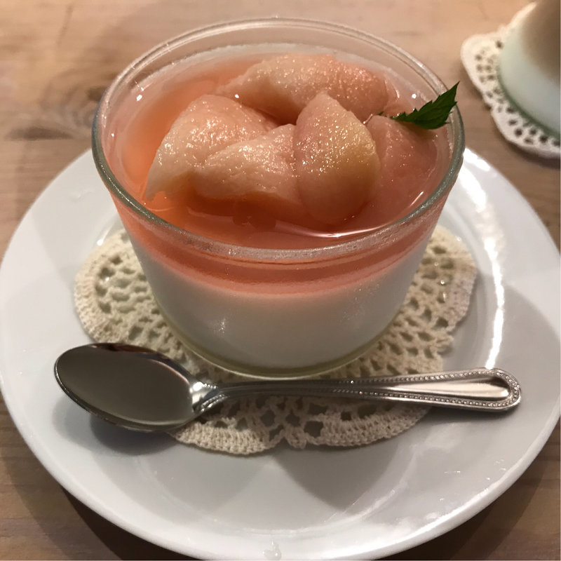 カルピスヨーグルトパンナコッタ桃のコンポート乗せ(HAPTIC HOUSE)