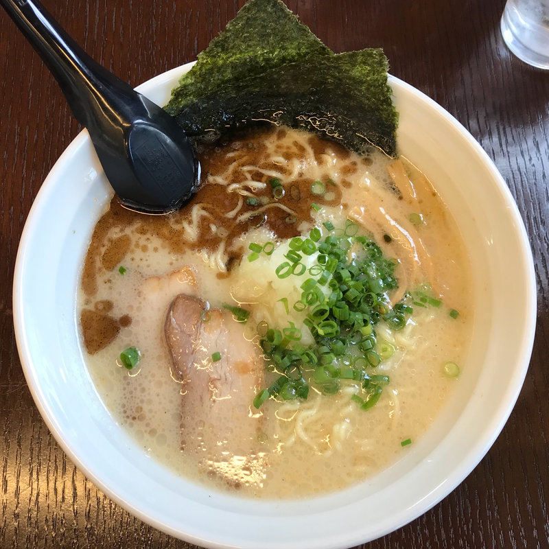 豚骨ベース しおらーめん(らーめん越乃屋)