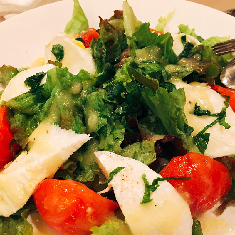 フルーツトマトとモッツアレーラチーズのサラダ(イタリア料理ちょっとローマ)