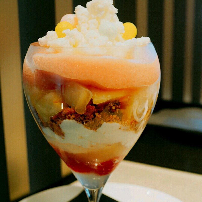 桃とピスタチオ シトラスのパフェ(エンポリオ アルマーニ カフェ （EMPORIO ARMANI CAFFE）)