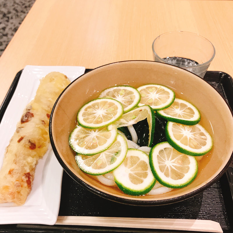 冷やしすだちうどん(博多うどん よかよか)