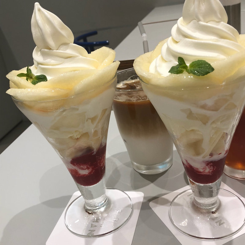 桃のパフェ(フルーツパーラーICHIMAN)