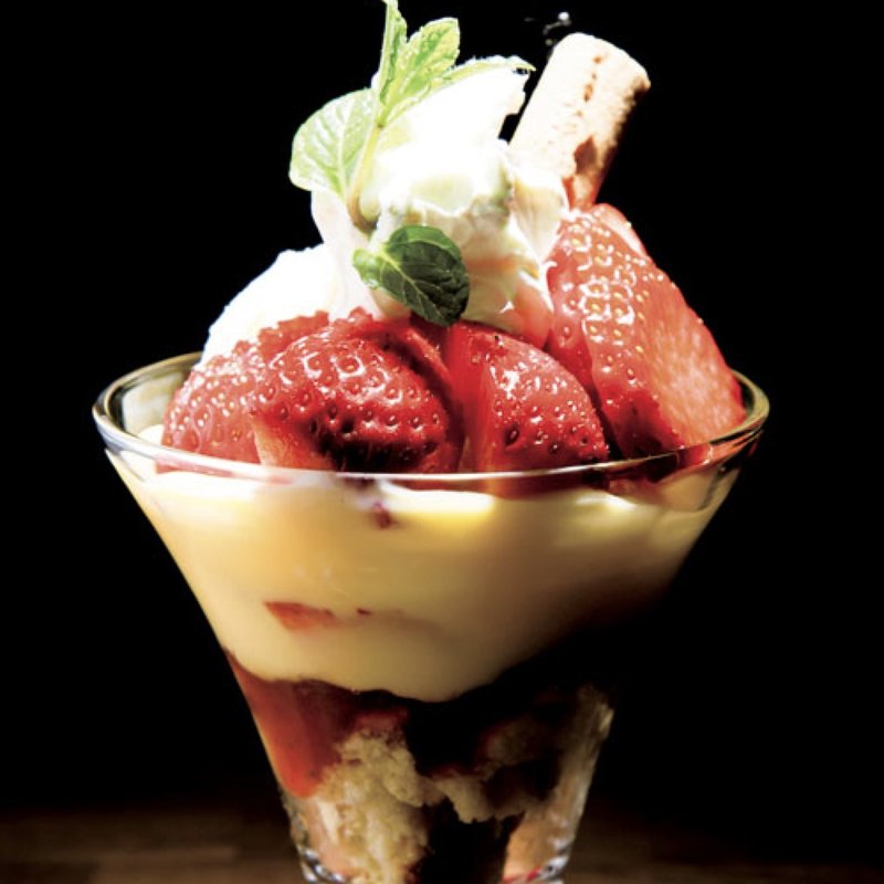 あまおう苺とレモンカードのパフェ(くるみ )