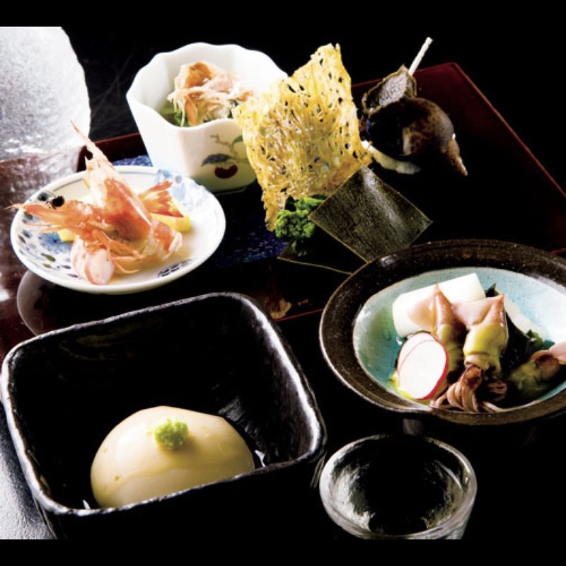 先附（手づくり胡麻豆腐）、前菜（菜の花の昆布締め、ばい貝旨煮、たたみいわし、うるいのお浸し）、お口直し（ホタルイカとうどの辛子酢味噌がけ）(瞬彩 真)