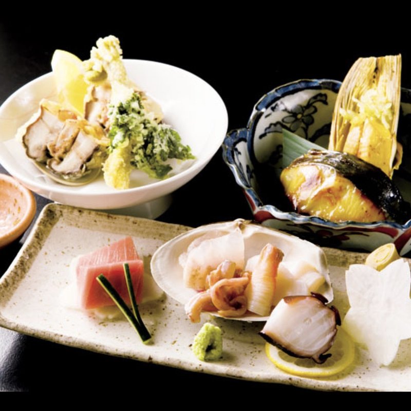 お造り盛り合わせ（本鮪、伊佐木、本みる貝、赤貝貝ひも、地蛸）、油物（地蛤と椎茸のはさみ揚げ、うどと菜の花の天ぷら）、焼物（鰆の西京焼き、筍の醤油焼き）(瞬彩 真)