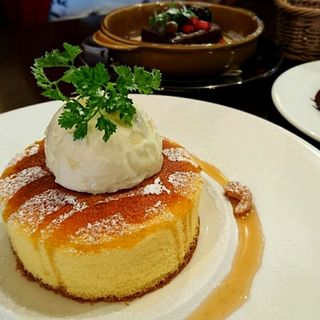 釜焼スフレパンケーキ(1段)メイプルシロップ&バニラアイス(カフェ&レストラン アルマク)