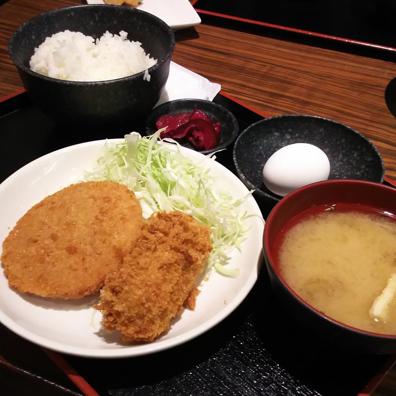 カキクリーミーコロッケ＆ハムカツ＋青野菜(海産物居酒屋 さくら水産 川崎駅前２号店)
