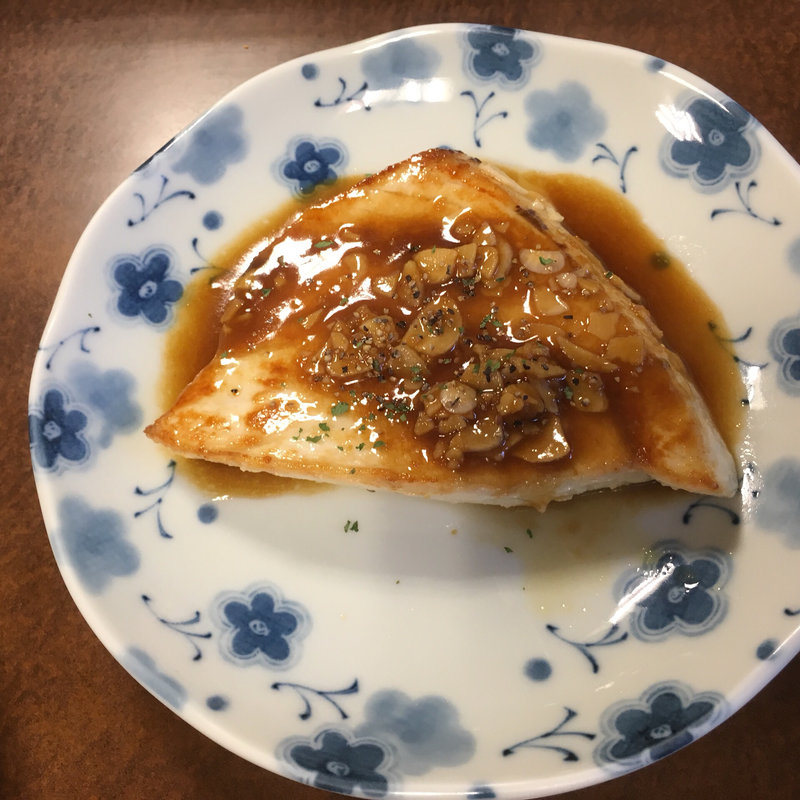 カジキマグロのニンニクバターソテー(飯田屋酒店)