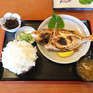 本日の煮魚焼魚メニュー（鯛の焼魚）(食事処　池田 )