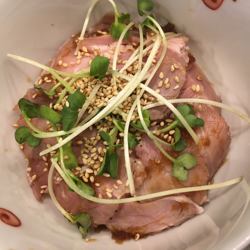 レアとん丼(ソバダイニング クワトロ)