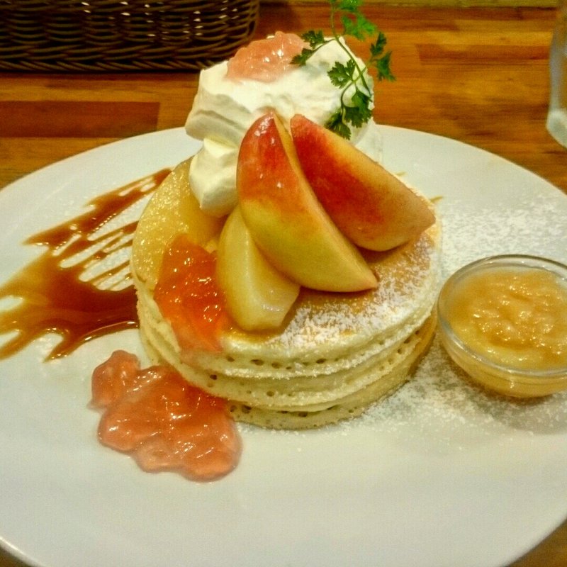 桃のパンケーキ(パンケーキママカフェ VoiVoi （ヴォイヴォイ）)