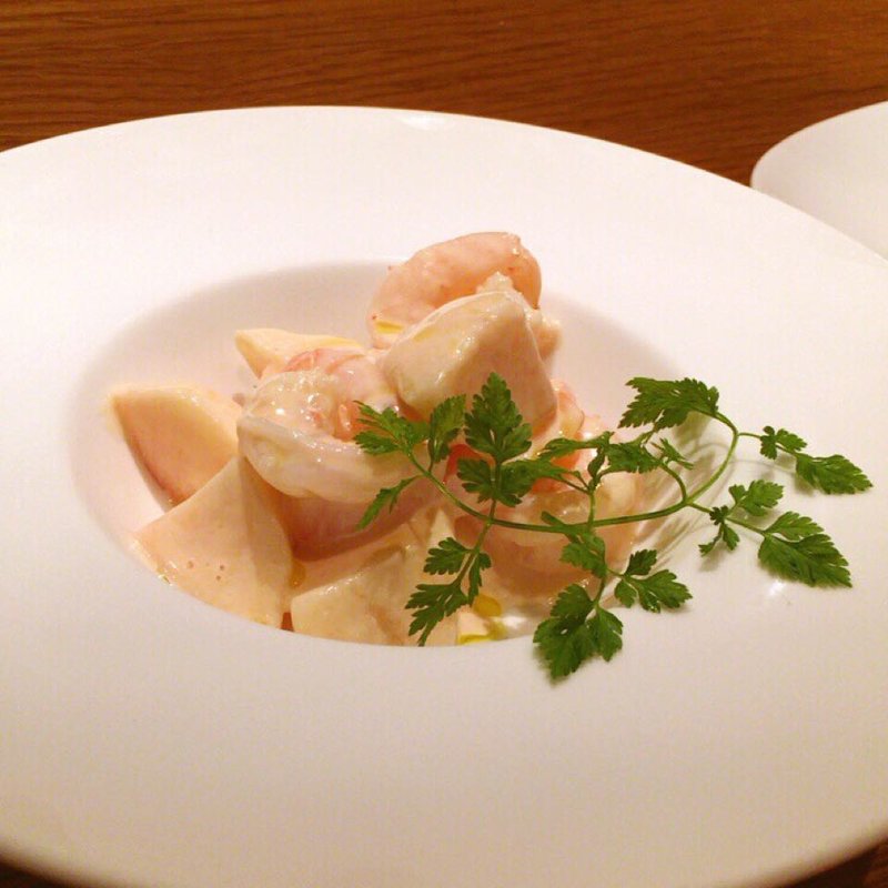 海老と白桃のカクテルサラダ(キュイジーヌ MA)