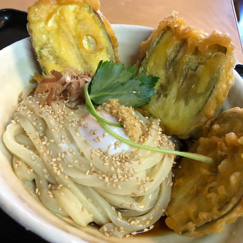 水茄子の天ぷらのぶっかけうどん(自家製うどん天羽)