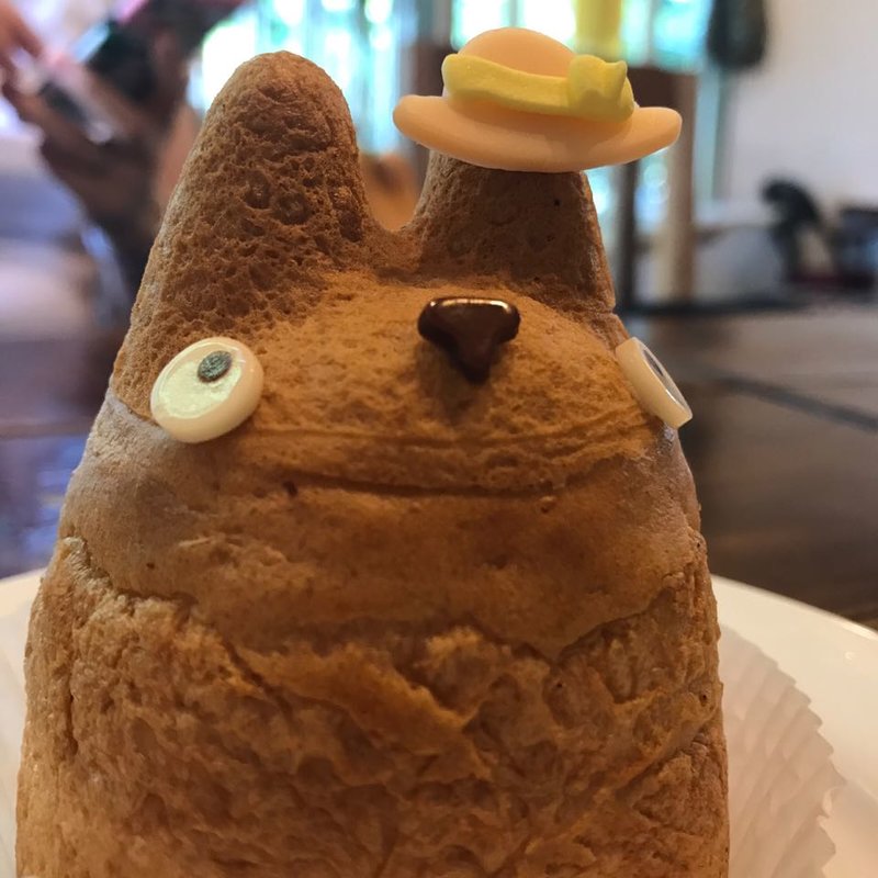 トトロのシュークリーム(マンゴークリーム)(白髭のシュークリーム工房)