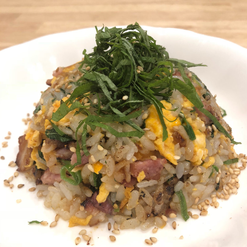 骨付きハムと青紫蘇たっぷりの焼き飯(鉄板カフェひとと)