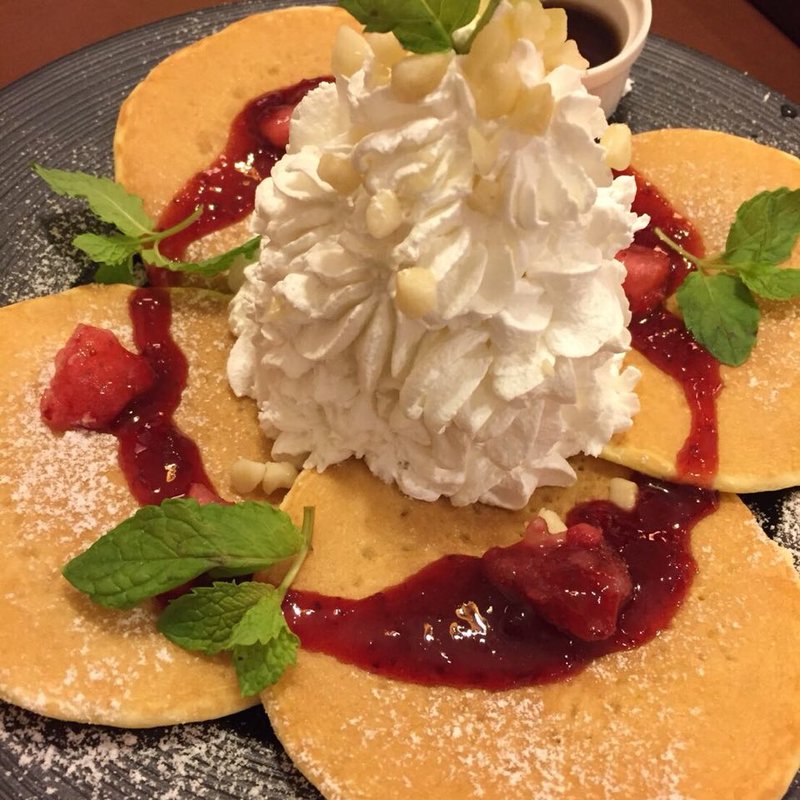 ベリー&マカダミアンナッツのパンケーキ(おむらいす亭 兵庫イオン明石店)