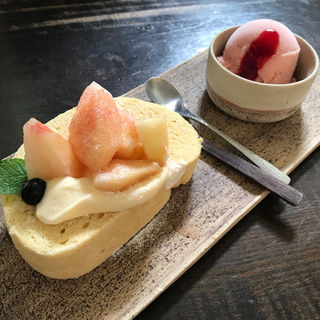 ロールケーキと桃のソルベ(カフェ クラリ （cafe KURARI）)