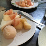 桃のレアチーズタルト(カフェ クラリ （cafe KURARI）)
