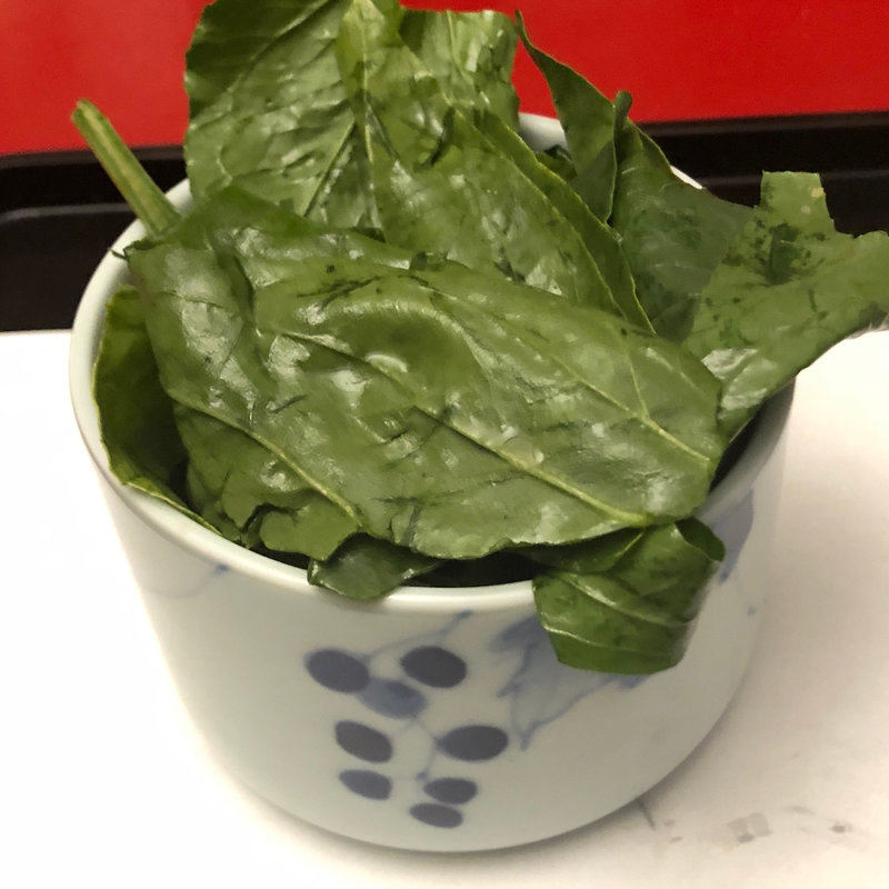 ほうれん草のサラダ（ベーコンと天使の海老添ワイン酢風味(シェ・ニシタニ)