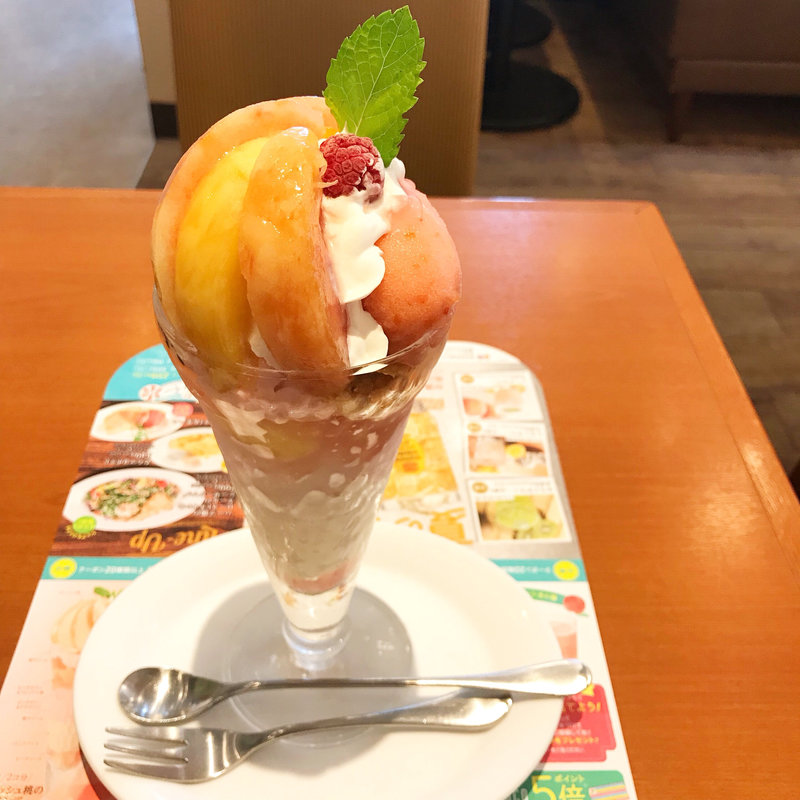 フレッシュ桃のザ・サンデー(デニーズ 市川店)