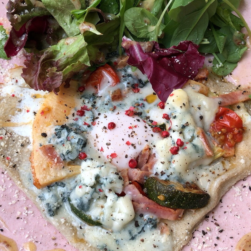 季節の野菜とブルーチーズのガレット(テラリウムカフェ)