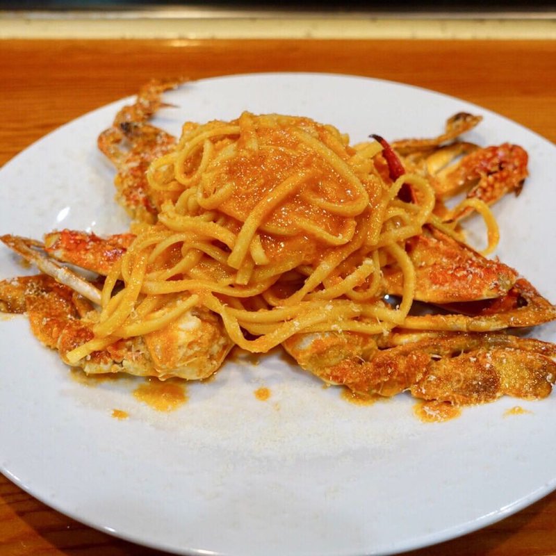 渡りガニとパルミジャーノのトマトソースリングイネ (鮨 若潮)