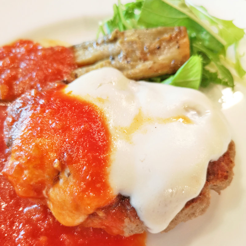 モッツァレラチーズのせトマトソースハンバーグ(旬采)
