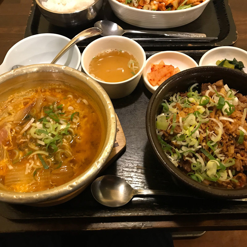 牛スジ丼とプデチゲ(すーぷ房くだら)