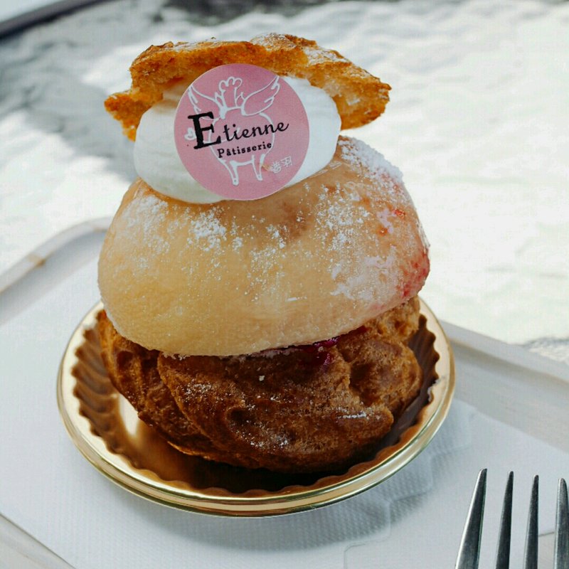 桃シュー(パティスリー エチエンヌ)
