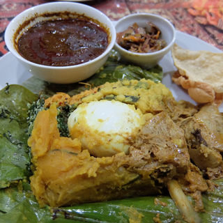 バナナの葉に包んだスペシャルアンブラ(セイロンカリー)