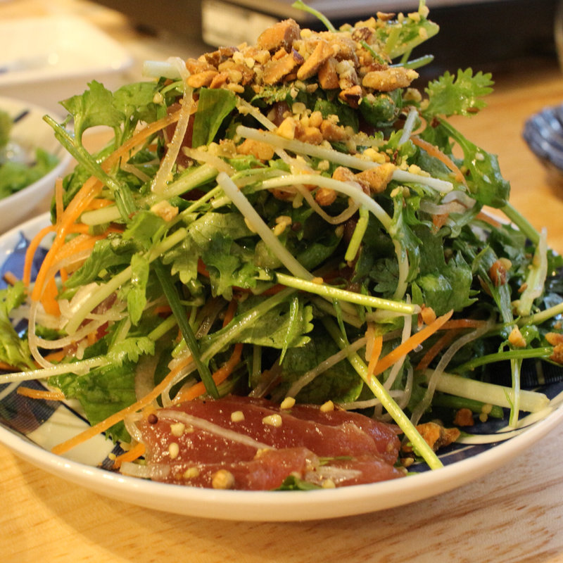 まぐろとナッツのパクチーサラダ(酒場てづか)