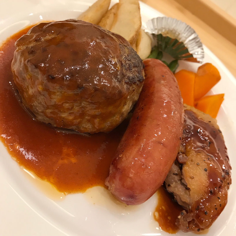 ハンバーグ&グリルチキン&ソーセージのコンビプレート(フラットヴィレッジ)