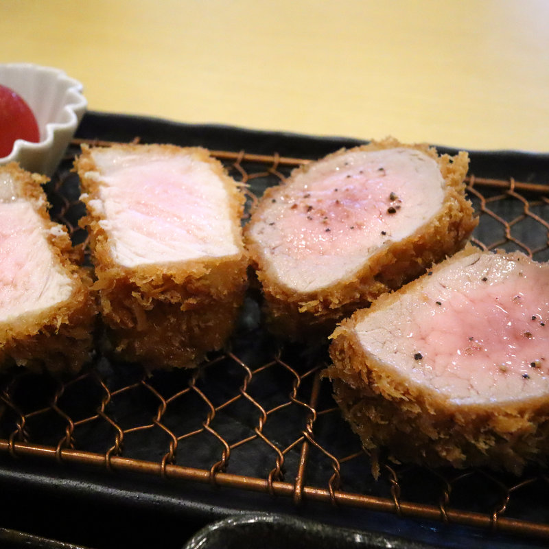 ナチュラルポーク　ロース･ヒレ食べ比べ定食(とんかつ 中村)