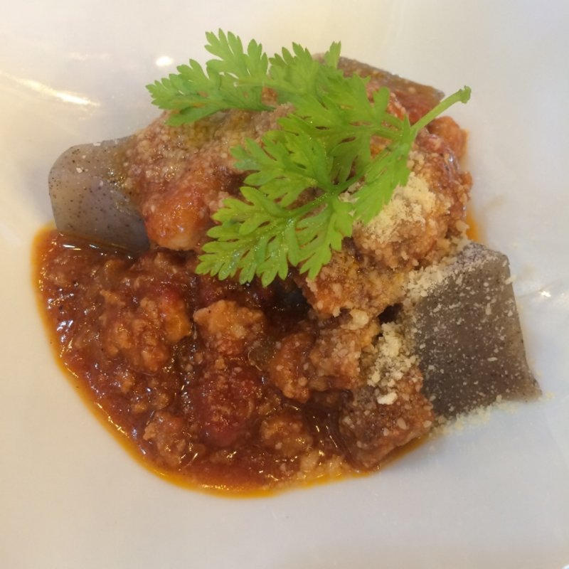 おでんこんにゃくの肉みそボロネーゼ(日本酒と泡とおでん スタンド酒場てんてん)