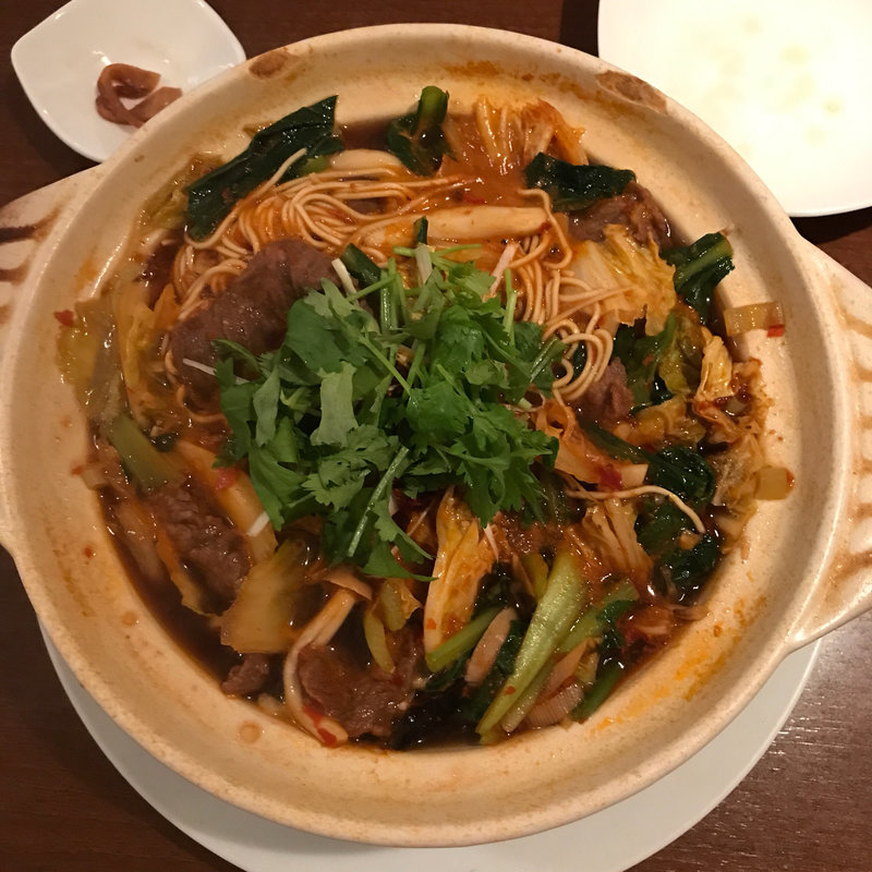 牛肉の辛味土鍋煮込み麺(同源楼)
