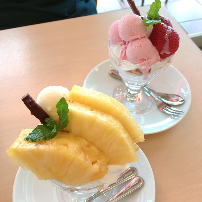 パイナップルミニパフェ、いちごミニパフェ(ﾊﾟﾌｪとｸﾚｰﾌﾟのお店 ぶどうの木)