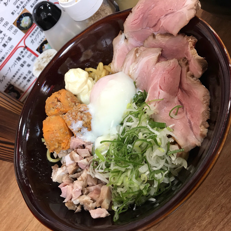 ガッチリ麺 辛挽肉&チャーシュー 増し(牛テールラーメン たけめん)