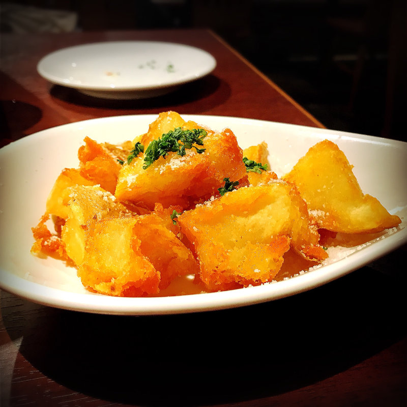 黒トリュフ塩の生ポテトフライ(中目黒 肉バル Salt)