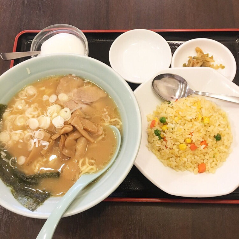 ラーメン半チャーハン餃子セット(星宿飯店)