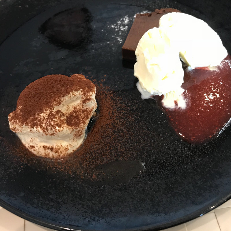 ティラミスと軽めのガトーショコラ ベリーソース(Ｔｒａｔｔｏｒｉａ　Ｌａ　Ｆｏｎｔｅ（トラットリア　ラ　フォンテ）)