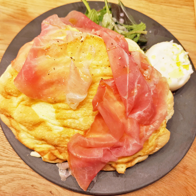 サルメリア69・生ハムとブッラータチーズのオムレツ(KANDO)