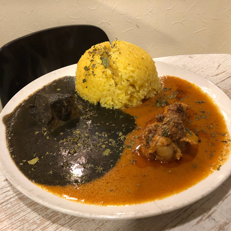 黒と赤のあいがけ咖喱(cafe 黒岩伽哩)